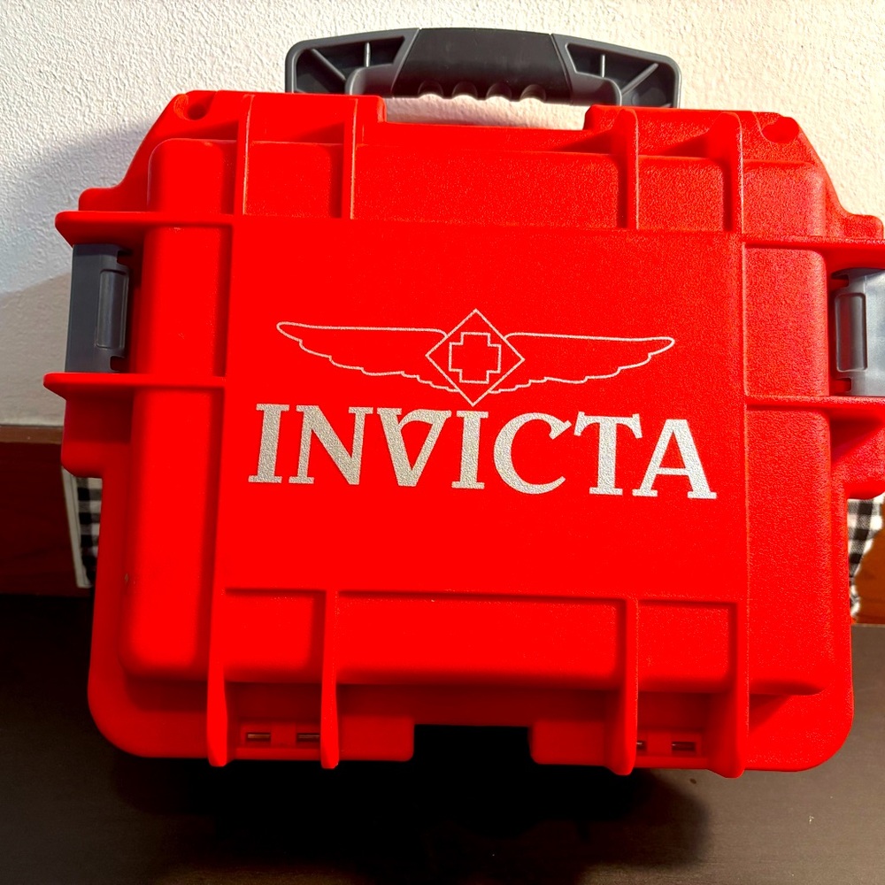 Invicta case for six watches waterproof and fireproof